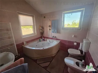 Villa de Construction Propre avec Terrain de 800m² et Garage Double à Dragomiresti-Deal - foto 11