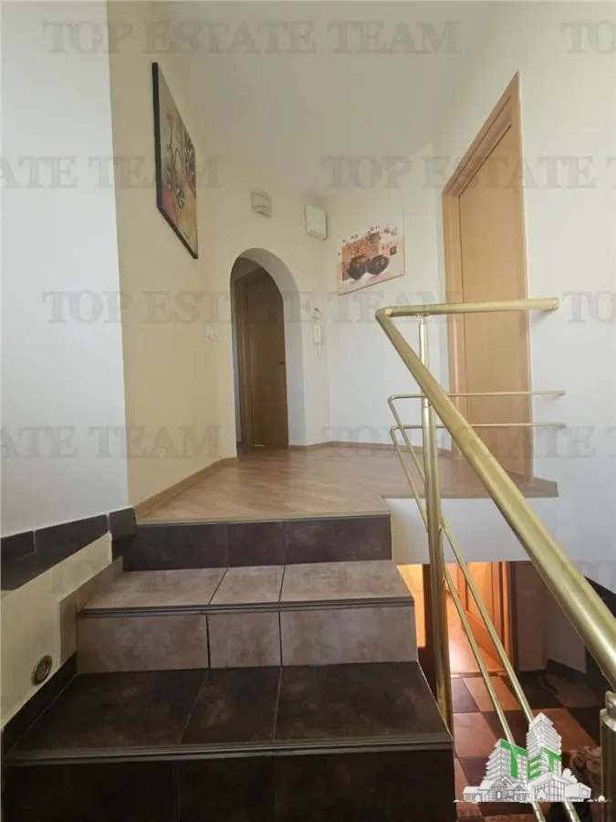 Villa de Construction Propre avec Terrain de 800m² et Garage Double à Dragomiresti-Deal - foto 12