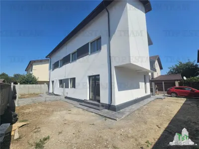Semi-Detached Villa, 4 Bedrooms + Attic in Roșu - Rosu
