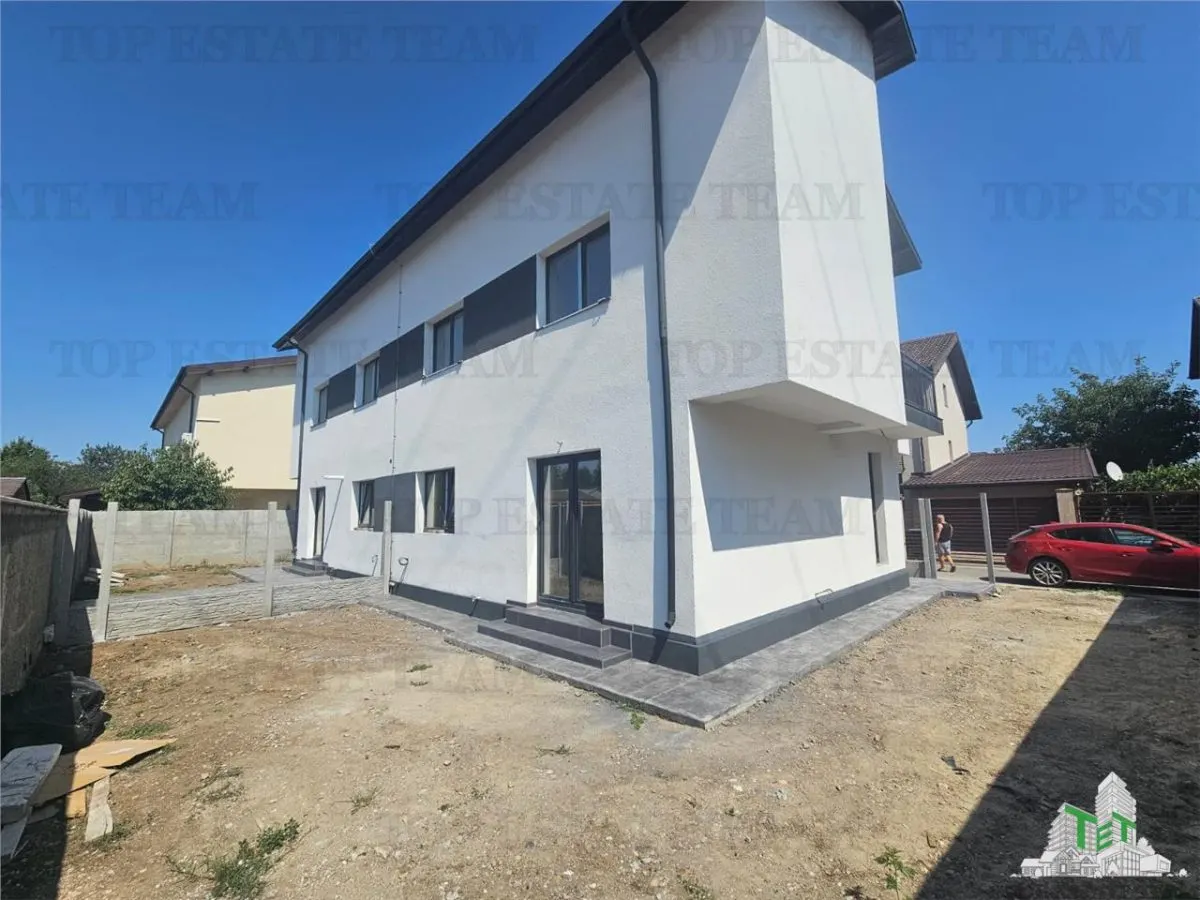 Villa Pareada de 4 Dormitorios + Buhardilla en Roșu - foto 1