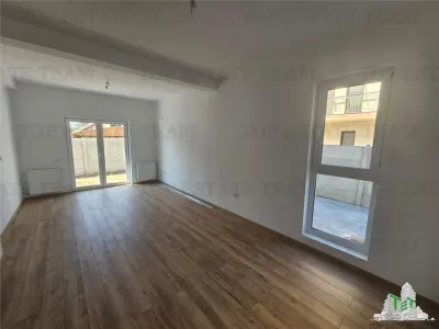 Villa Pareada de 4 Dormitorios + Buhardilla en Roșu - foto 2