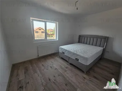 Villa Pareada de 4 Dormitorios + Buhardilla en Roșu - foto 3