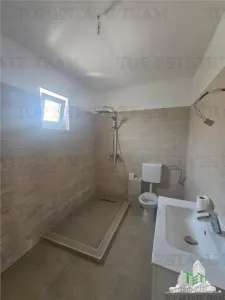 Villa Pareada de 4 Dormitorios + Buhardilla en Roșu - foto 7