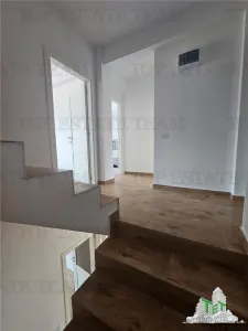 Villa Pareada de 4 Dormitorios + Buhardilla en Roșu - foto 8