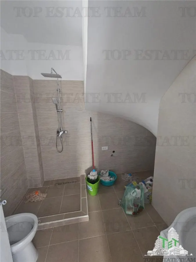 Villa Pareada de 4 Dormitorios + Buhardilla en Roșu - foto 10