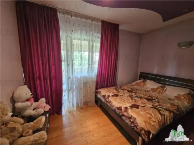 Villa Espaciosa con Salón de 65m² y 300m² Totales en Bragadiru - foto 12