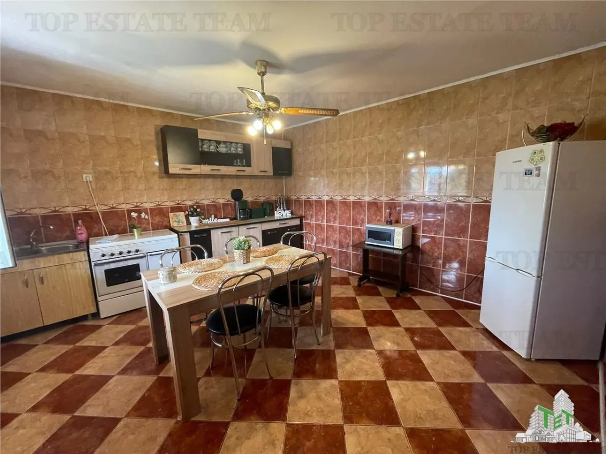 Villa para Tres Familias con Oportunidad de Inversión en Obor - foto 7