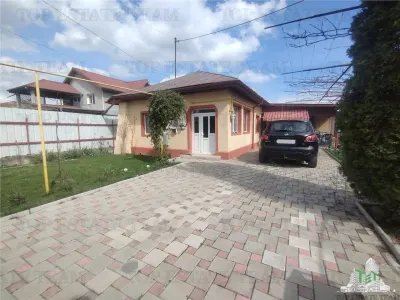 Detached House with Generous 700 sqm Plot, Solar Panels, 1 Decembrie - 1 Decembrie