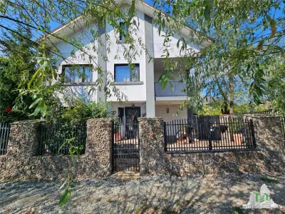 Excepcional Villa con Piscina, 970m² Terreno, 4 Dormitorios + Buhardilla, Jardines y Servicios en Clinceni, Ilfov - Clinceni
