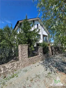 Excepcional Villa con Piscina, 970m² Terreno, 4 Dormitorios + Buhardilla, Jardines y Servicios en Clinceni, Ilfov - foto 6
