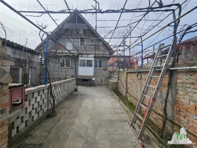 4-Bedroom House with Outbuildings, Medgidia Station Area, Constanța - Medgidia