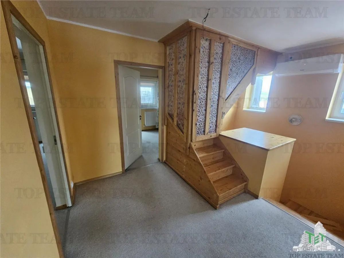 Villa de 274 m² con Paneles Solares y Garaje en Ciorogarla - foto 16