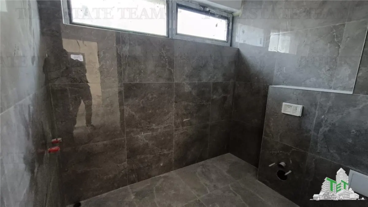 Casa Adosada en Venta con Pared Separada, Otopeni - foto 11