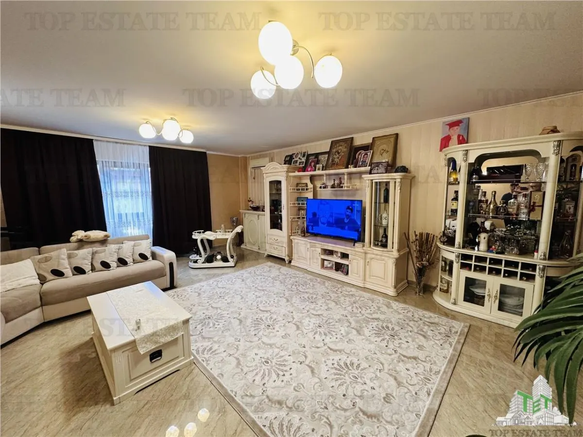 Villa Excepcional 360 sqm, Parcela 524 sqm, 6 Dormitorios, Planta + 1 + Buhardilla, ROSU - foto 1