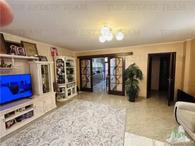 Villa Excepcional 360 sqm, Parcela 524 sqm, 6 Dormitorios, Planta + 1 + Buhardilla, ROSU - foto 12