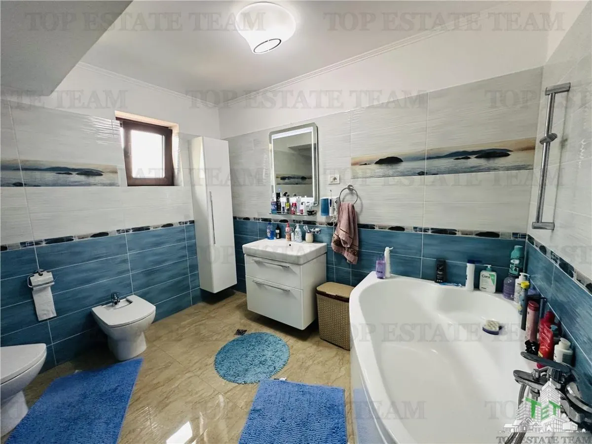 Villa Excepcional 360 sqm, Parcela 524 sqm, 6 Dormitorios, Planta + 1 + Buhardilla, ROSU - foto 20
