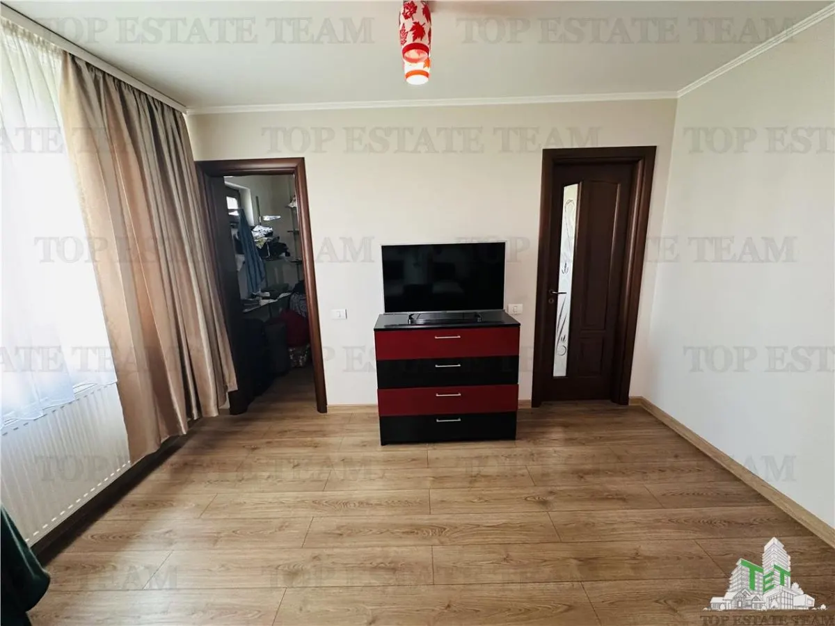 Villa Excepcional 360 sqm, Parcela 524 sqm, 6 Dormitorios, Planta + 1 + Buhardilla, ROSU - foto 22
