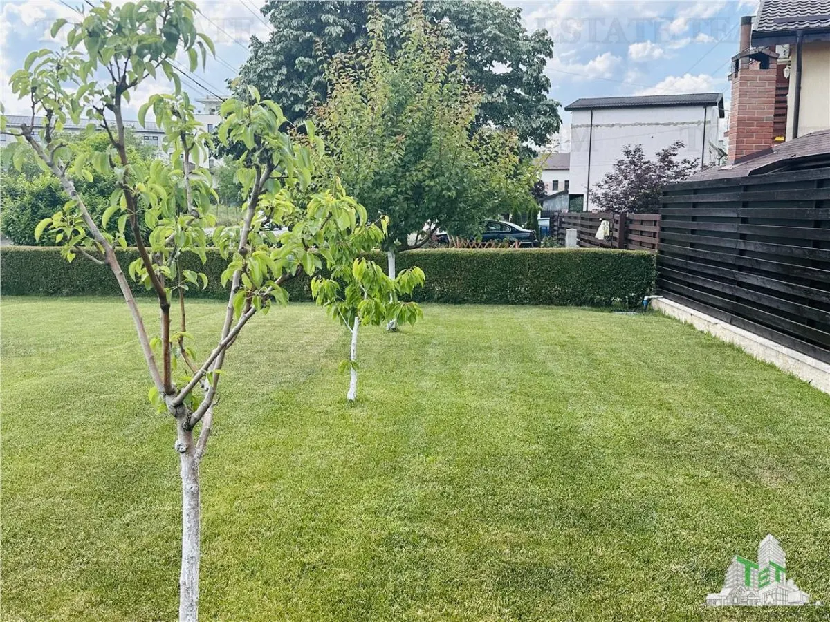 Villa Excepcional 360 sqm, Parcela 524 sqm, 6 Dormitorios, Planta + 1 + Buhardilla, ROSU - foto 7