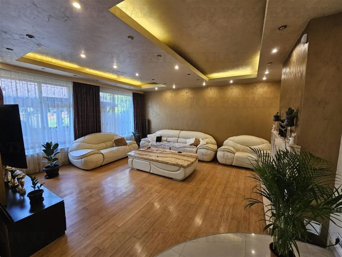 Villa Espaciosa con Salón de 65sqm, 300sqm Útiles en Bragadiru - foto 1