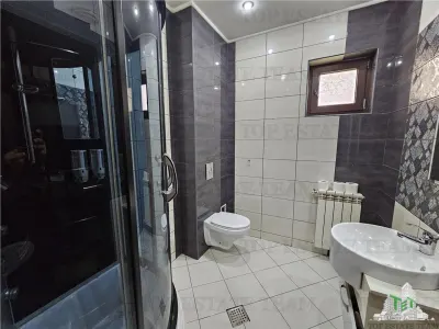 Villa Espaciosa con Salón de 65sqm, 300sqm Útiles en Bragadiru - foto 9
