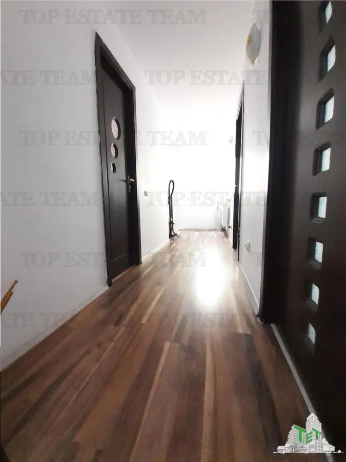 Villa de 4 Dormitorios Amueblada en Domnesti - foto 11