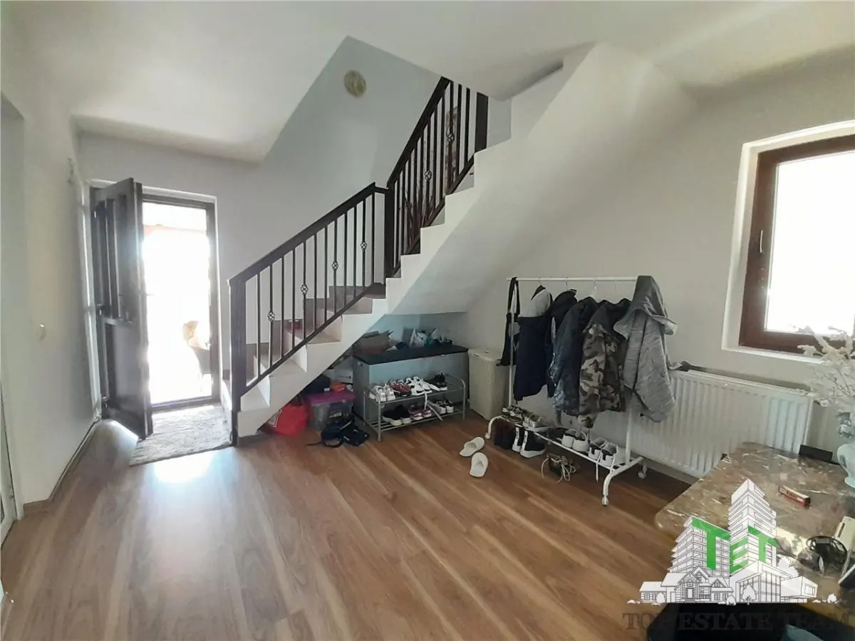 Villa de 4 Dormitorios Amueblada en Domnesti - foto 5
