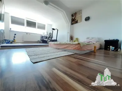 Villa de 4 Dormitorios Amueblada en Domnesti - foto 8