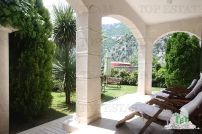 Villa en Venta en Kotor, Montenegro - foto 2