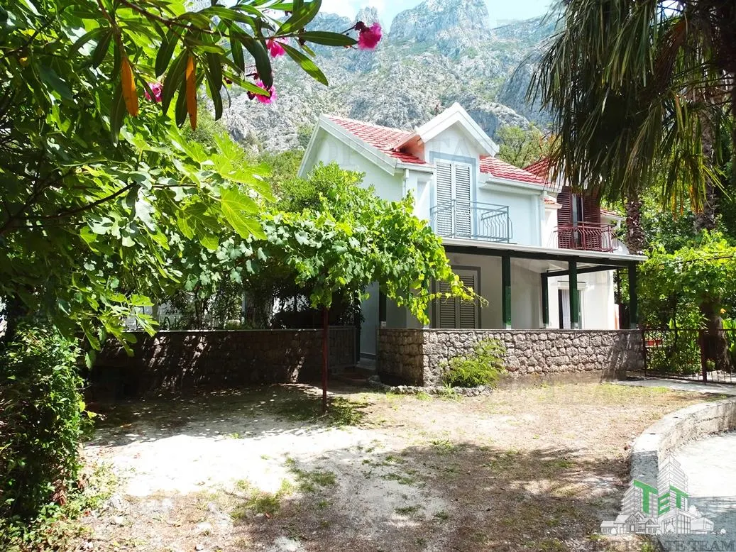 Villa for Sale in Kotor, Montenegro - foto 1