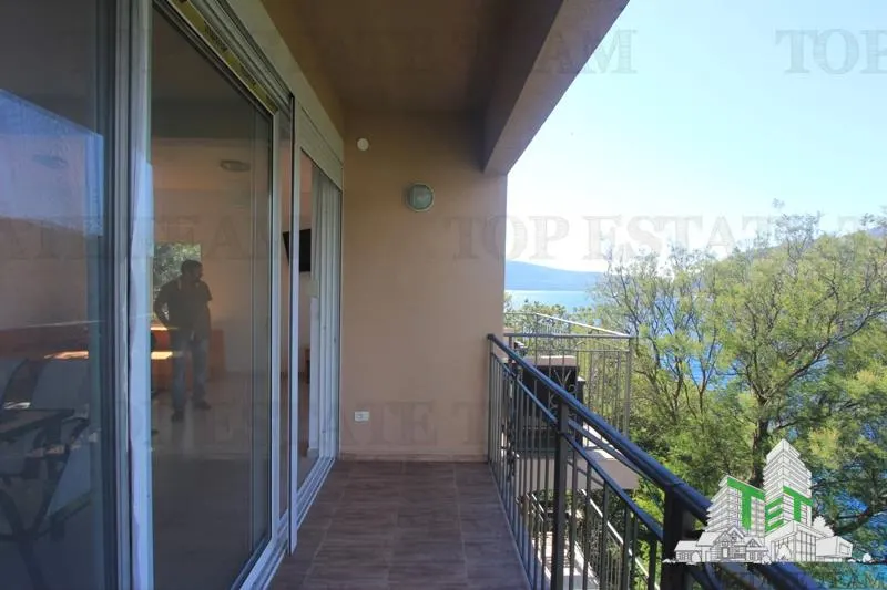 Villa en Venta en Tivat, Montenegro - foto 1