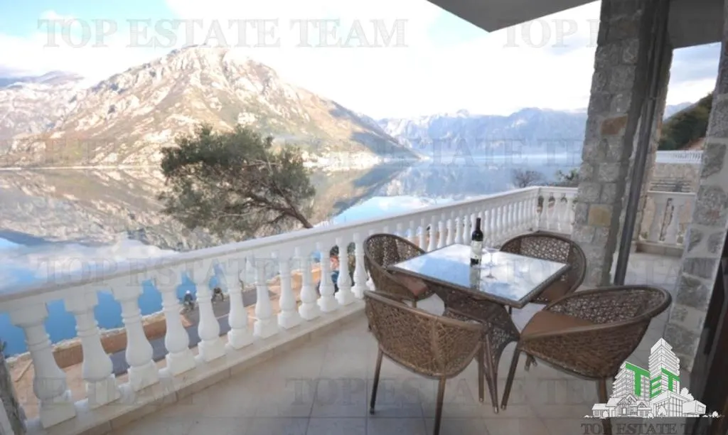 Villa en Venta en Kotor, Montenegro - foto 1