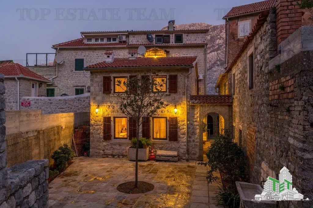 Villa for Sale in Kotor, Montenegro - foto 2