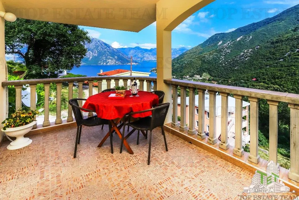 Villa en Venta en Kotor, Montenegro - foto 1