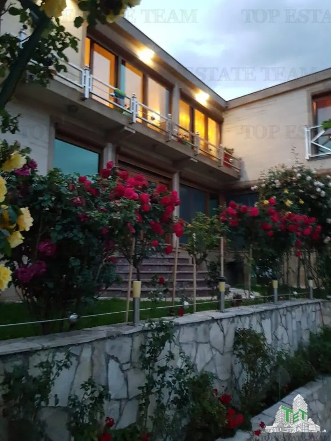 Villa en Venta en Budva, Montenegro - foto 1