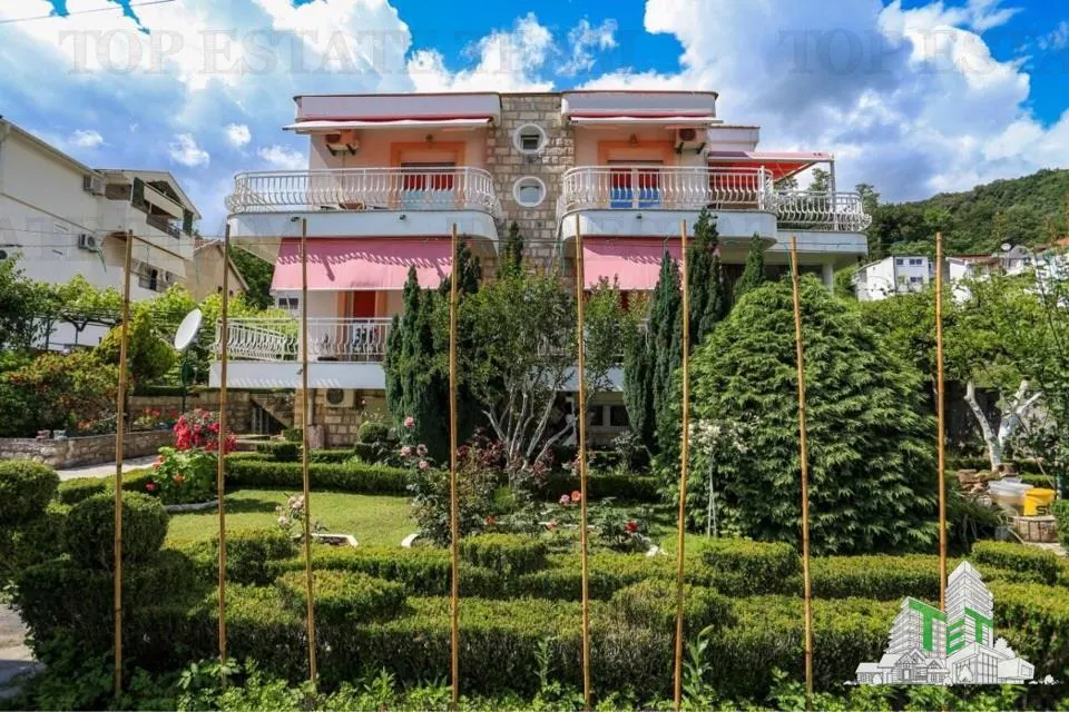 Villa for Sale in Herceg-Novi, Montenegro - foto 1