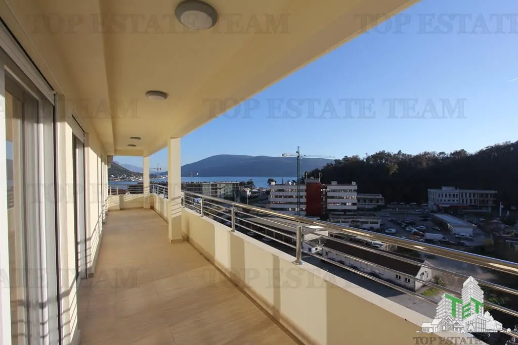 Apartamento en Venta en Herceg-Novi, Montenegro - foto 1