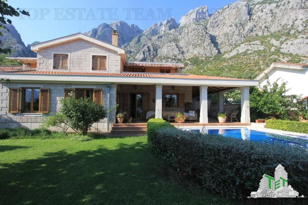 Villa en Venta en Kotor, Montenegro - foto 1