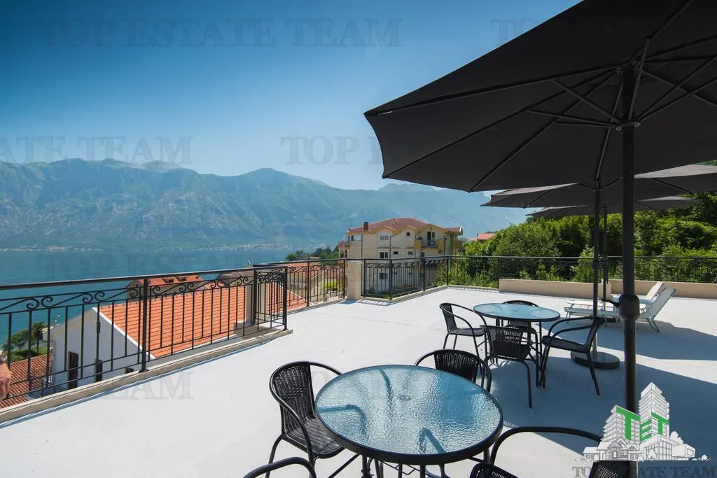 Villa en Venta en Kotor, Montenegro - foto 1