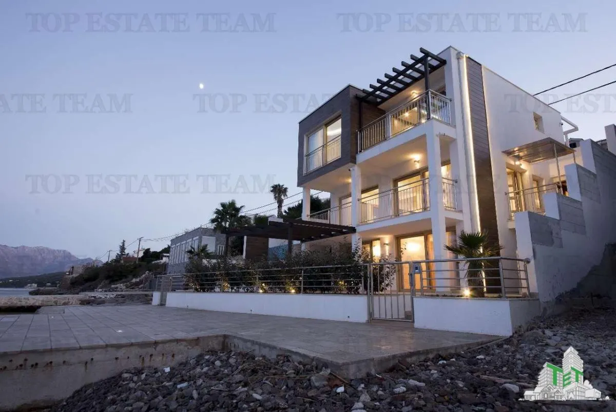 Villa en Venta en Tivat, Montenegro - foto 1