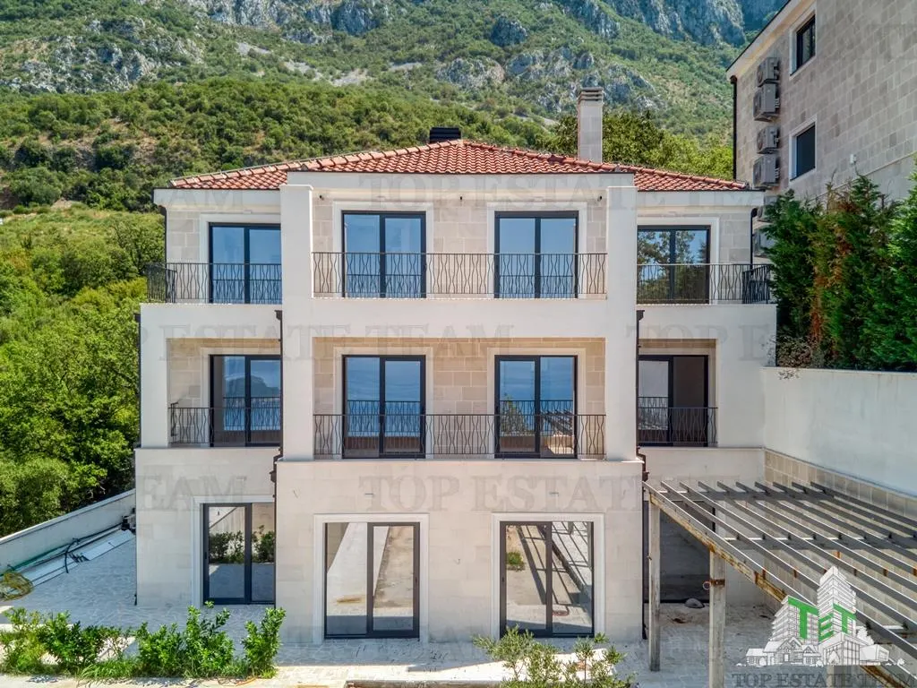 Villa en Venta en Budva, Montenegro - foto 1
