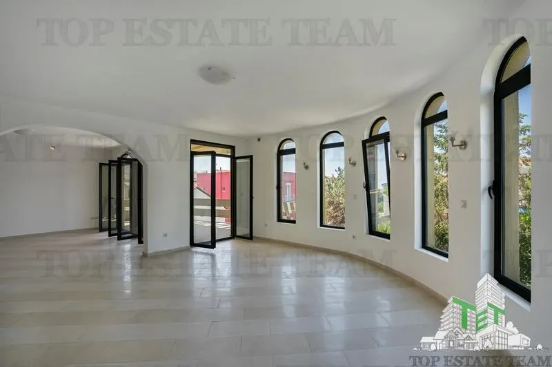 Villa en Venta en Bar, Montenegro - foto 2