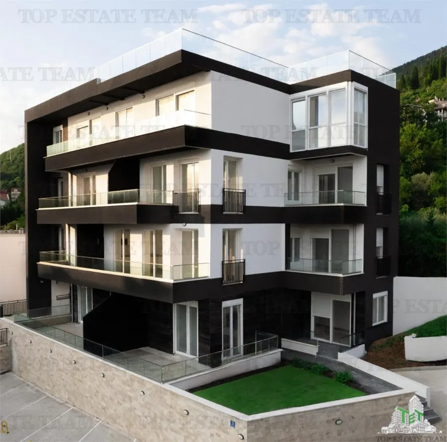 Apartment for Sale in Tivat, Montenegro - foto 3