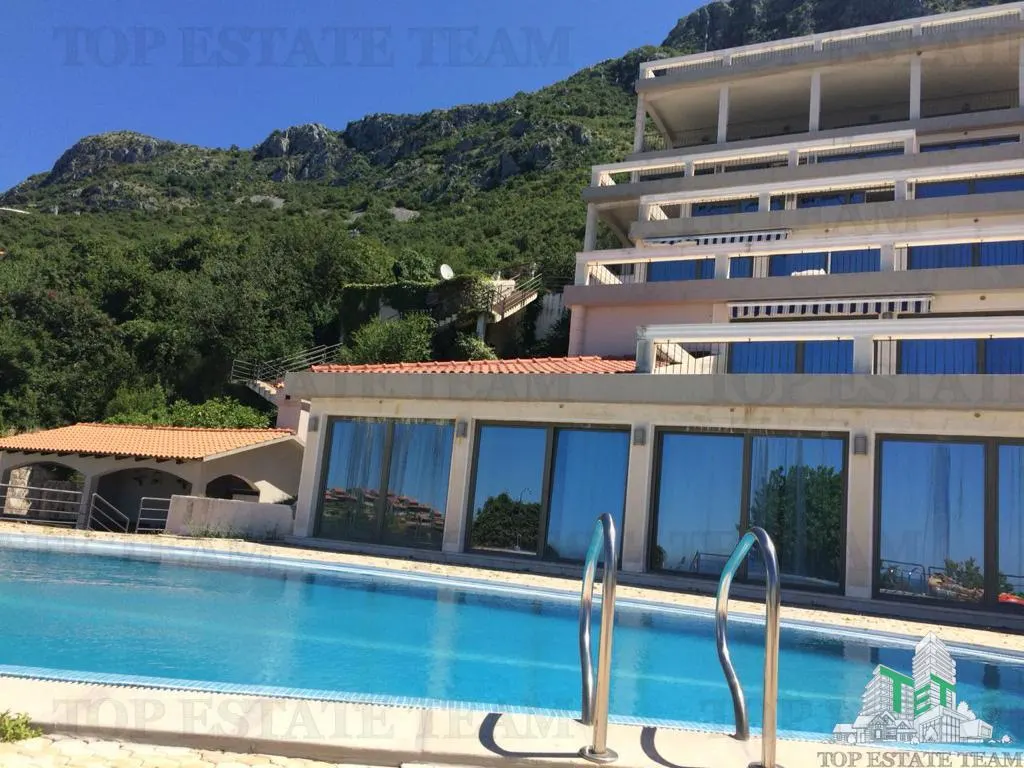 Villa for Sale in Budva, Montenegro - foto 1