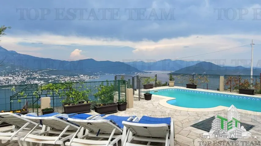 Villa for Sale in Herceg-Novi, Montenegro - foto 1