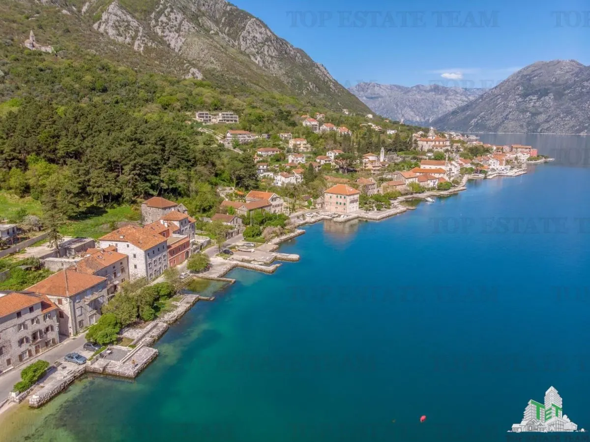 Villa for Sale in Kotor, Montenegro - foto 1