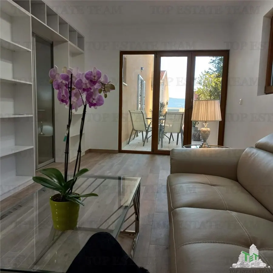 Apartamento en venta en Tivat, Montenegro - foto 2