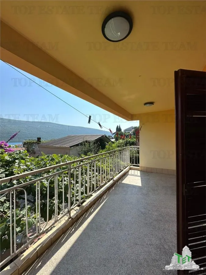 Villa en Venta en Herceg-Novi, Montenegro - foto 1