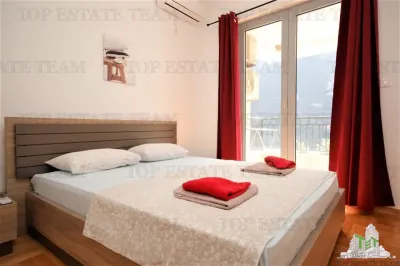Apartamento en venta en Kotor, Montenegro - foto 2