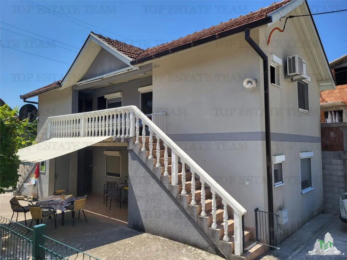 Villa en Venta en Tivat, Montenegro - foto 1