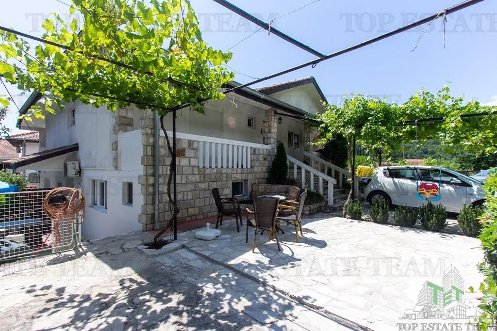 Villa en Venta en Herceg-Novi, Montenegro - foto 1